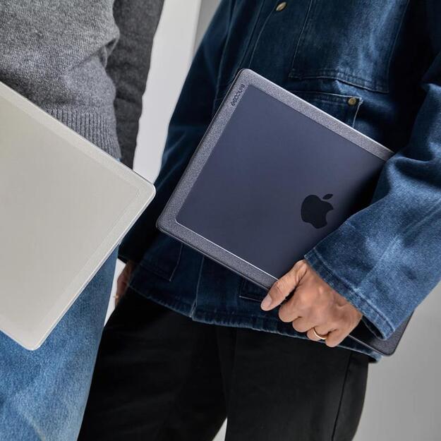 „Incase Edge Hardshell Case“ – dėklas, skirtas „MacBook Air 15 M3“ (2024) / M2 (2023) (juodas)