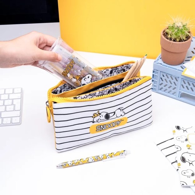 Snoopy - 3-compartment pencil case from the Lazy Days collection 6