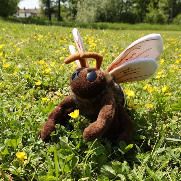 Plush honey bee 18 cm ECO-FRIENDLY