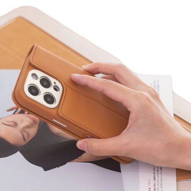 „Moshi Overture MagSafe“ – „trys viename“ odinis atverčiamas dėklas, skirtas „iPhone 16 Pro“ (karamelės ruda) 24