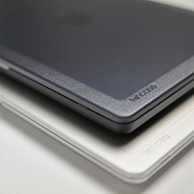 „Incase Edge Hardshell Case“ – dėklas, skirtas „MacBook Air 13 M3“ (2024) / M2 (2022) (skaidrus) 15