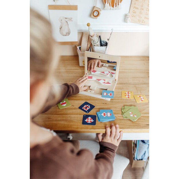 Mažos pėdos simetrijos žaidimas su veidrodžiu 8