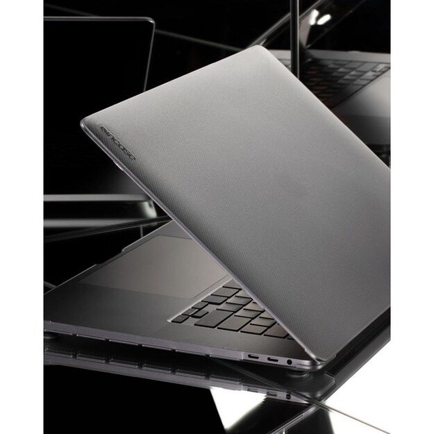 „Incase Hardshell“ dėklas, skirtas „MacBook Pro 13“ (M2 / M1 / 2022-2020) (taškeliai / juodi)