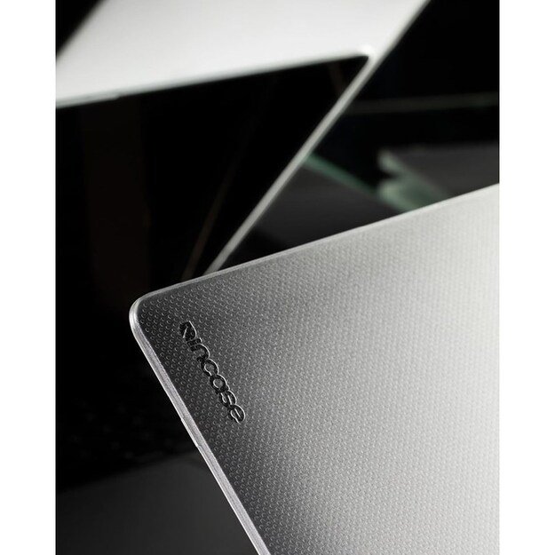 „Incase Hardshell“ dėklas, skirtas „MacBook Pro 13“ (M2 / M1 / 2022-2020) (taškeliai / juodi)