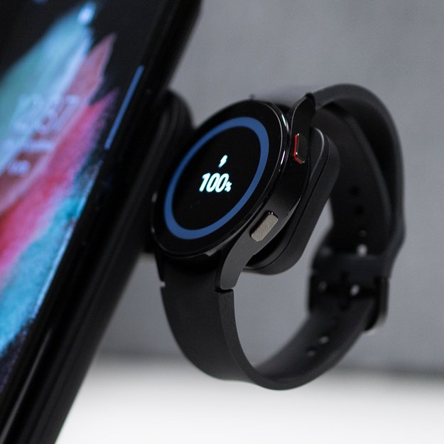 Crong PowerSpot Pivot Stand – belaidis įkroviklis trys viename, skirtas Samsung ir Android, Galaxy Watch ir TWS ausinėms (juodos) 9