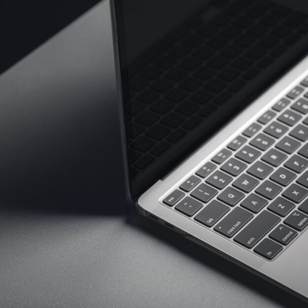 Moshi iVisor AG – matinė ekrano apsauga, skirta MacBook Air 13,6 M3 (2024) / M2 (2022) (juoda / skaidrus / matinis)