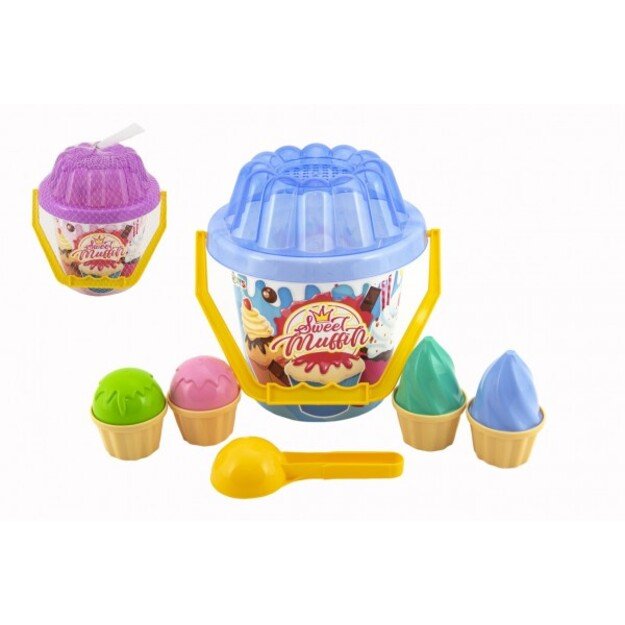 Padėta ant smėlio su kibiru, kastuvu, lėle. 4