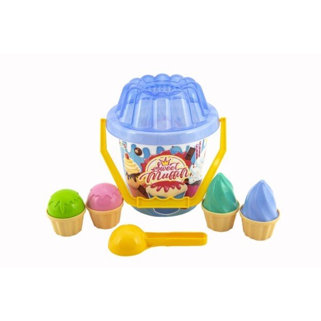 Padėta ant smėlio su kibiru, kastuvu, lėle. 3