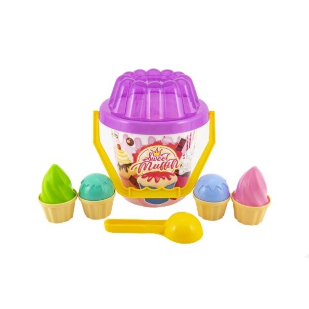 Padėta ant smėlio su kibiru, kastuvu, lėle. 1