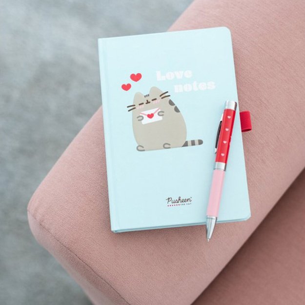 Pusheen – užrašų knygelė + degiklis iš kolekcijos Purrfect Love 20
