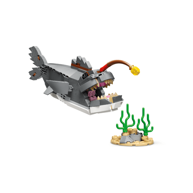LEGO Creator Fierce Shark with a Treasure Chest