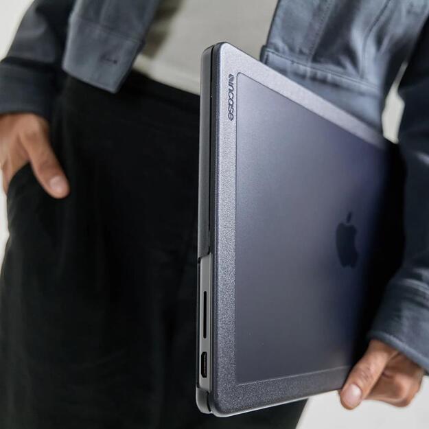 „Incase Edge Hardshell Case“ – dėklas, skirtas „MacBook Pro 14“ (M4/M3/M2/M1/2024-2021) (juodas)