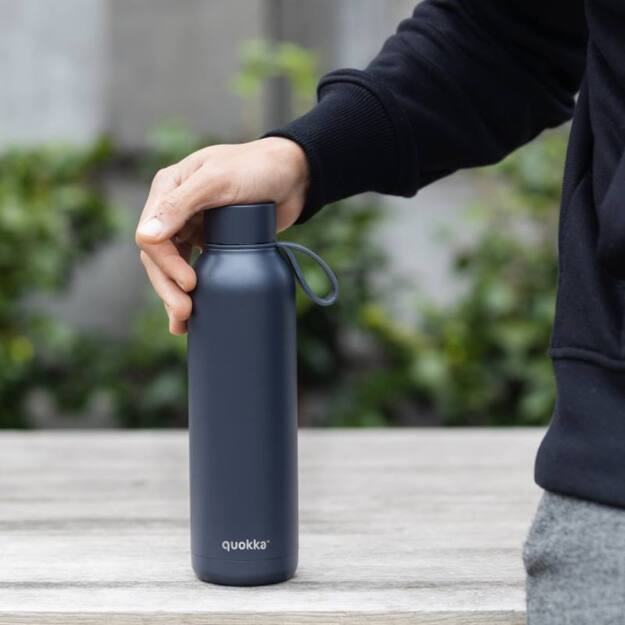 „Quokka Solid“ su dirželiu – nerūdijančio plieno termo butelis 630 ml su dirželiu (šiferis)