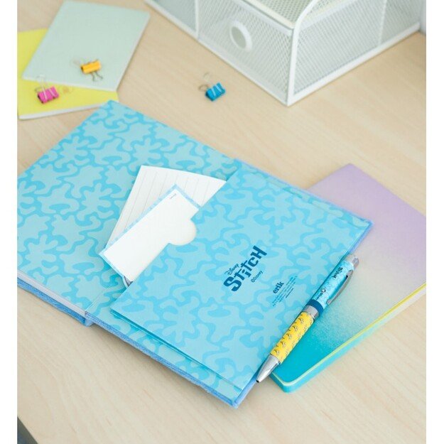 „Disney Stitch“ – pliušinis užrašų knygelė A5 formatu + žibintuvėlis-tušinukas iš tropikų kolekcijos 15
