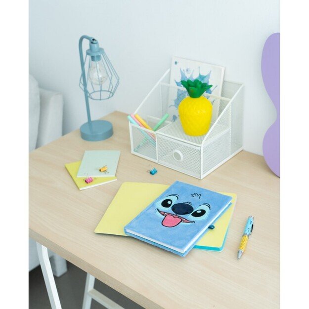 „Disney Stitch“ – pliušinis užrašų knygelė A5 formatu + žibintuvėlis-tušinukas iš tropikų kolekcijos 5
