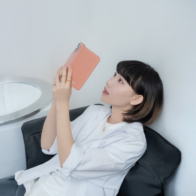 „Moshi Overture MagSafe“ – odinis atverčiamas dėklas „iPhone 17 Pro Max“ (miglotos koralų spalvos) 25