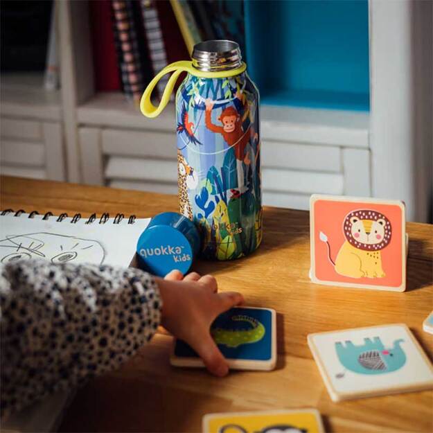 Quokka Solid Kids su dirželiu - Nerūdijančio plieno dvigubas sienelės vakuuminis vandens butelis, nešiojamas termosas 330 ml (Jungle) 2