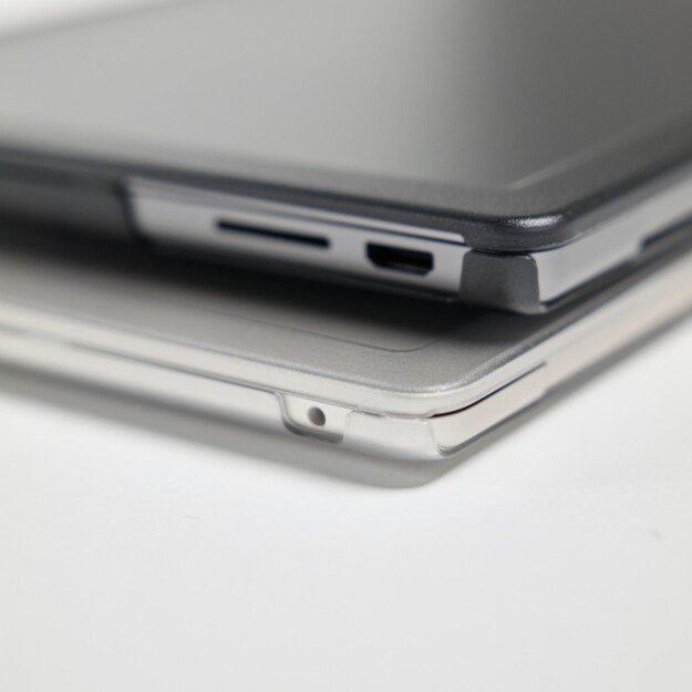 „Incase Edge Hardshell“ dėklas – „MacBook Air 15 M3“ (2024) / M2 (2023) dėklas (skaidrus)