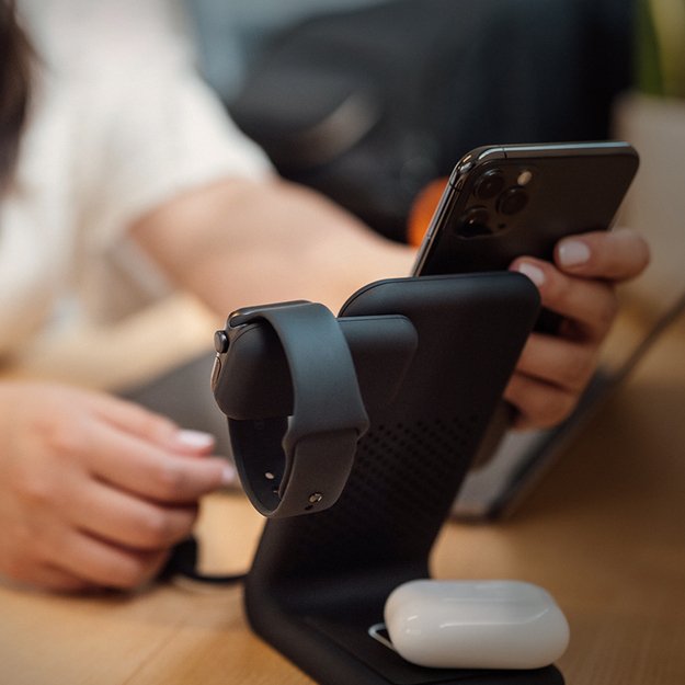 STM „ChargeTree Swing 3-in-1“ įkrovimo stotelė, skirta telefonui, „AirPods“, „Apple Watch“ – juoda 5