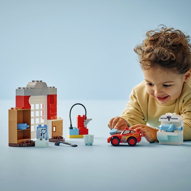 LEGO DUPLO Mcqueen s Visit to Doc s Garage
