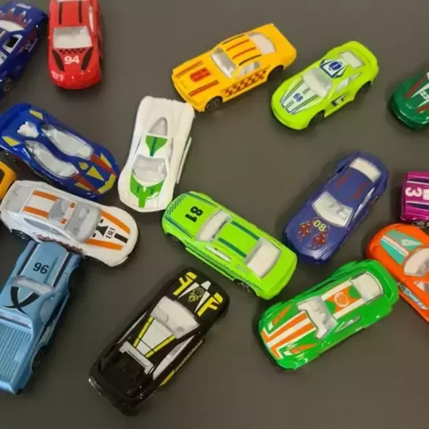 Spalvoti automobiliai/spyruokliniai automobiliai 1:64 - 16 vnt. Kruzelis 20352