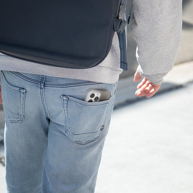 „Incase Halo Case MagSafe“ – „iPhone 16 Pro Max“ („Oil Slick Smoke“) dėklas 14