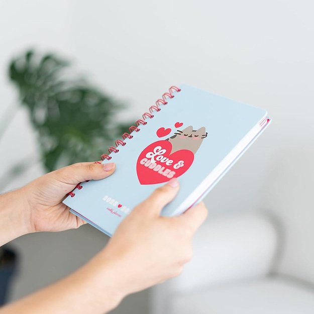 Pusheen – 2023/2024 m. savaitinis kalendorius / planuotojas iš kolekcijos Purrfect Love (14,8 x 21 cm) 4