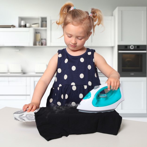 Steam iron with light and sound