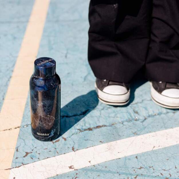 Quokka Solid – nerūdijančio plieno termo butelis 510 ml (juodasis marmuras) 11