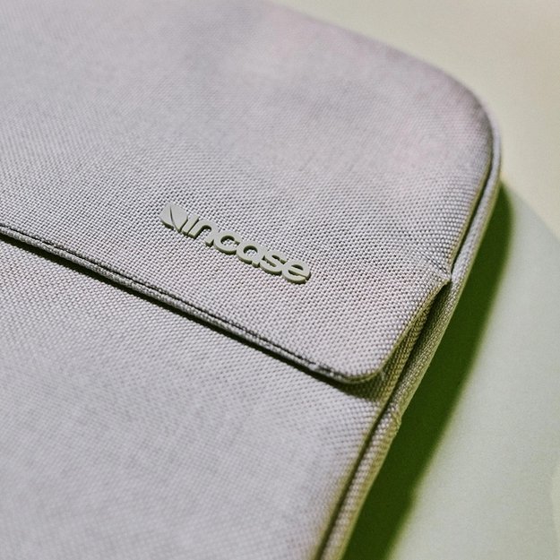 „Incase Crosstown Sleeve“ su vilnone danga – dėklas su kišene, skirtas „MacBook Pro 16“ (M4/M3/M2/M1/2024–2021) (juodas) 26