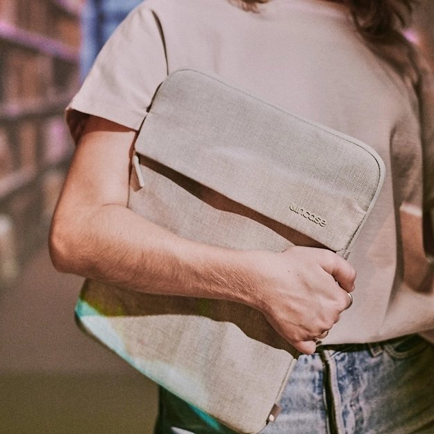 „Incase Crosstown Sleeve“ su vilnone danga – dėklas su kišene, skirtas „MacBook Pro 16“ (M4/M3/M2/M1/2024–2021) (juodas) 18