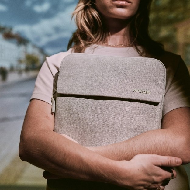 „Incase Crosstown Sleeve“ su vilnone danga – dėklas su kišene, skirtas „MacBook Pro 16“ (M4/M3/M2/M1/2024–2021) (juodas) 14
