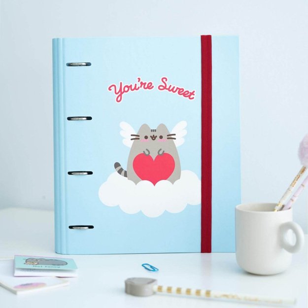 Pusheen - Purrfect Love kolekcija A4 segtuvas su kortelėmis (4 žiedai, elastinė juosta) 4 Pusheen - Purrfect Love kolekcija A4 segtuvas su kortelėmis (4 žiedai, elastinė juosta) 4