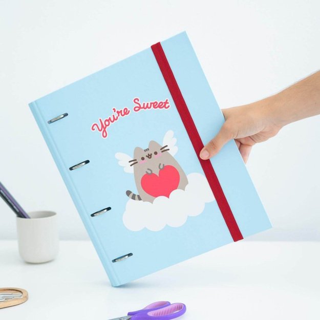Pusheen - Purrfect Love kolekcija A4 segtuvas su kortelėmis (4 žiedai, elastinė juosta) 7 Pusheen - Purrfect Love kolekcija A4 segtuvas su kortelėmis (4 žiedai, elastinė juosta) 7