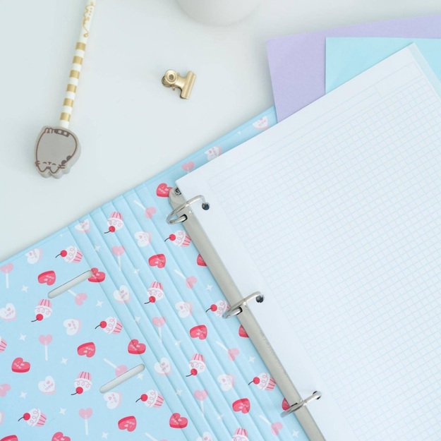 Pusheen - Purrfect Love kolekcija A4 segtuvas su kortelėmis (4 žiedai, elastinė juosta) 6 Pusheen - Purrfect Love kolekcija A4 segtuvas su kortelėmis (4 žiedai, elastinė juosta) 6