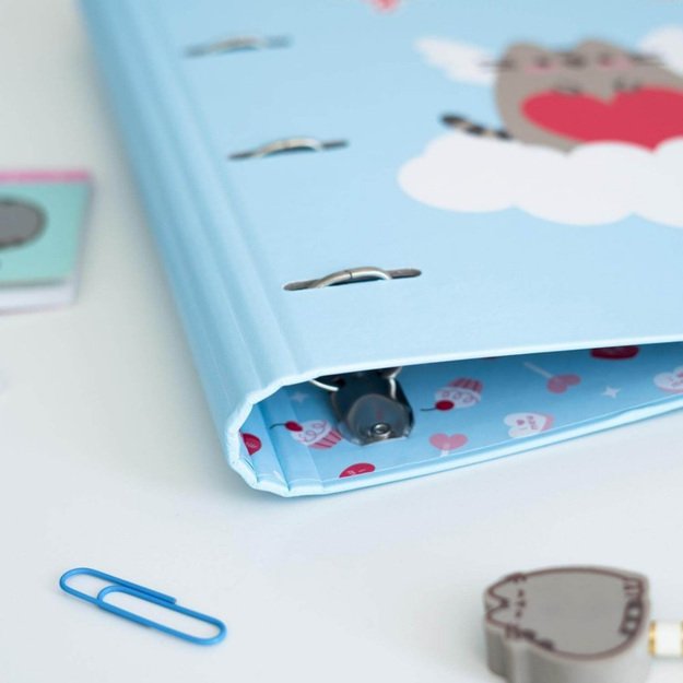 Pusheen - Purrfect Love kolekcija A4 segtuvas su kortelėmis (4 žiedai, elastinė juosta) 5 Pusheen - Purrfect Love kolekcija A4 segtuvas su kortelėmis (4 žiedai, elastinė juosta) 5