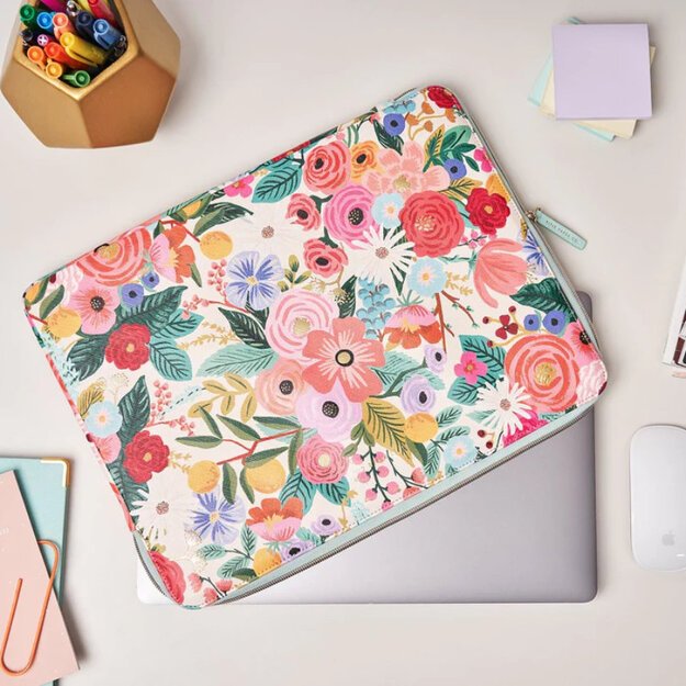 Rifle Paper nešiojamojo kompiuterio rankovė – dėklas, skirtas „MacBook Pro 15“ / nešiojamajam kompiuteriui 15.6 („Garden Party Blush“)