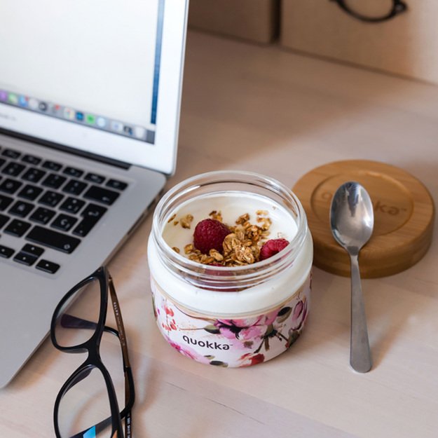 „Quokka Deli Food Jar“ - Stiklinė maisto talpa / priešpiečių dėžutė 500 ml (Dark Flowers)