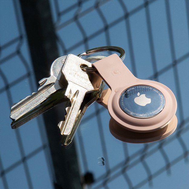 Crong silikoninis dėklas su raktų pakabu – apsauginis Apple AirTag raktų pakabuko dėklas (smėlio rožinis)